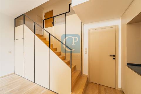 Apartamento T0+1 Duplex, junto à Praça da República, Porto