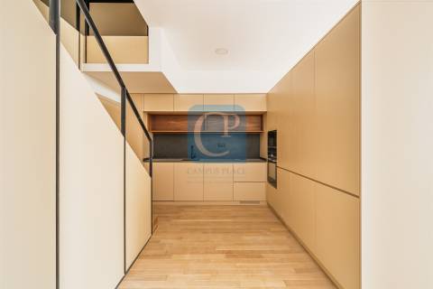 Apartamento T0+1 Duplex, junto à Praça da República, Porto