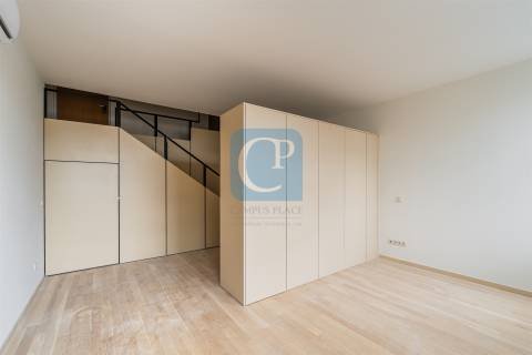Apartamento T0+1 Duplex, junto à Praça da República, Porto