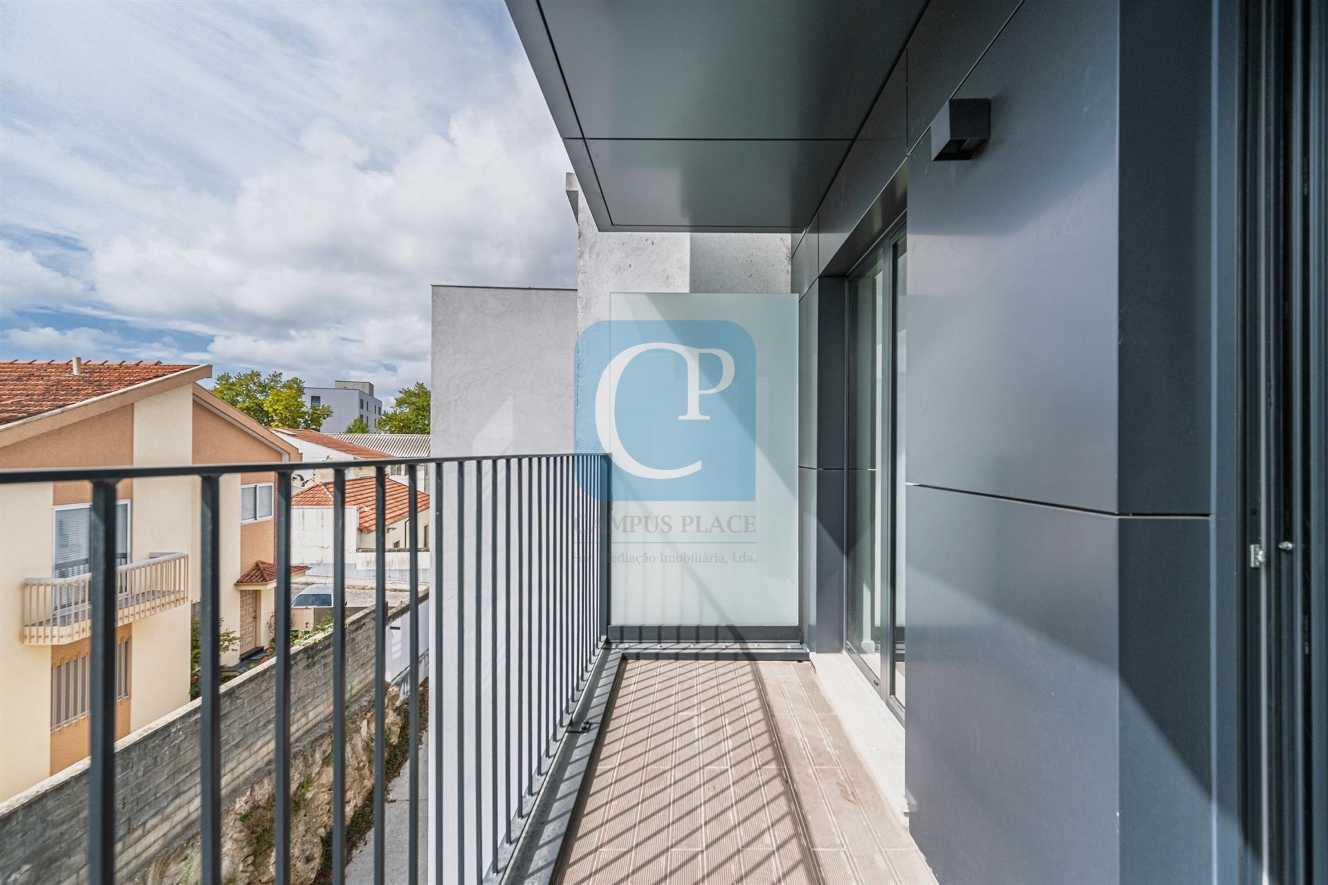 Apartamento T0Kit com varanda, ao Hospital de S. João, em Paranhos, Porto