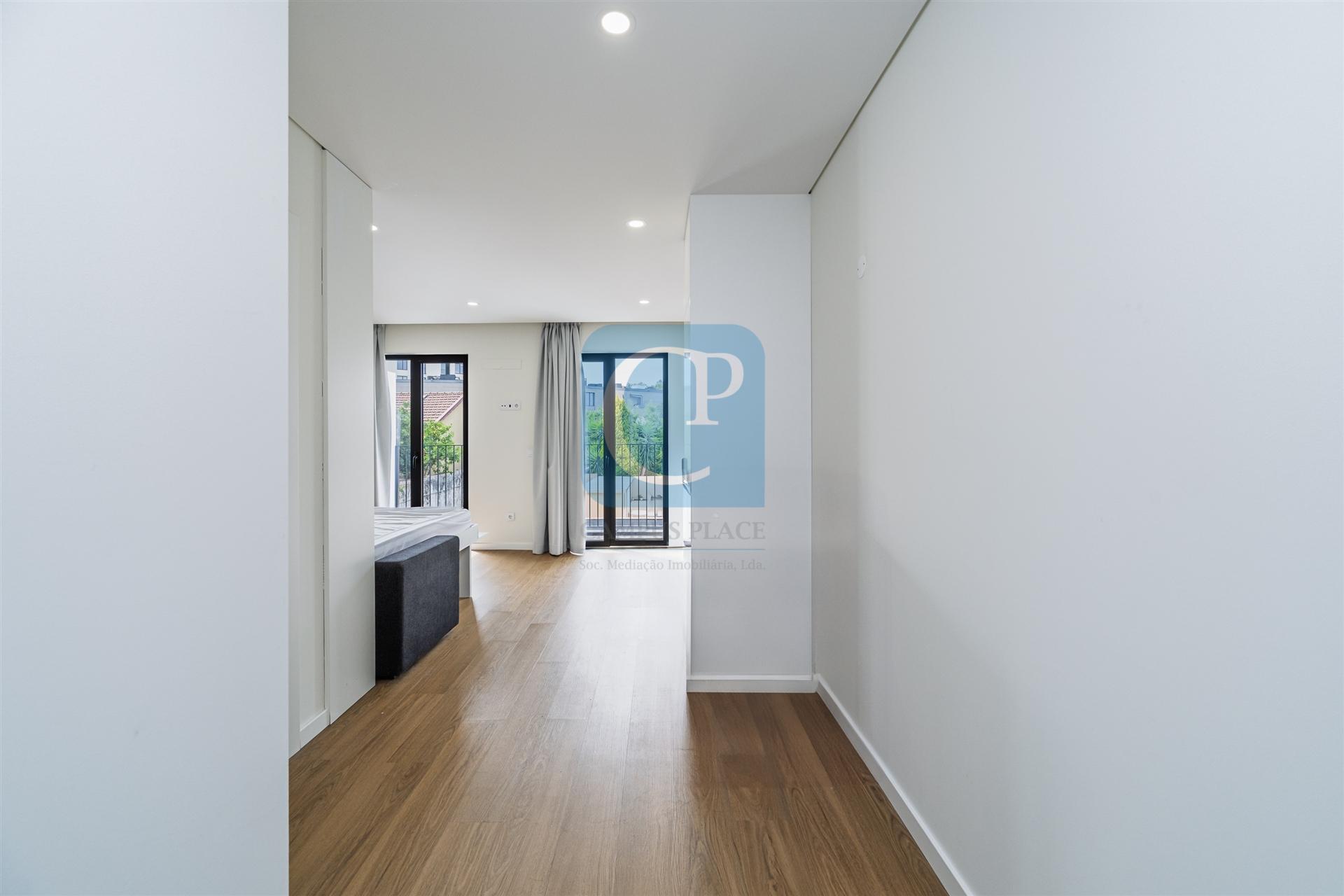 Apartamento T0Kit com varanda, ao Hospital de S. João, em Paranhos, Porto