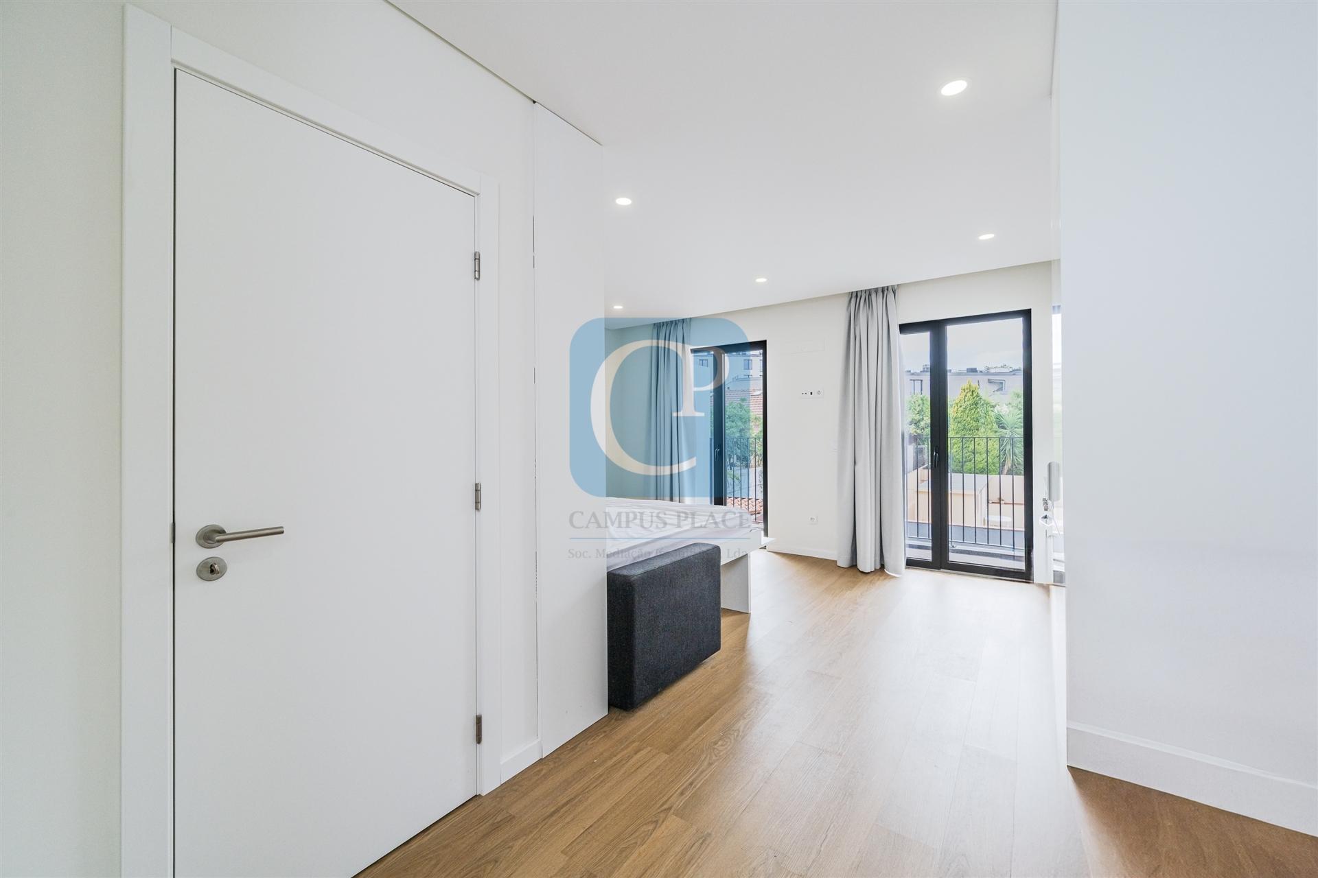 Apartamento T0Kit com varanda, ao Hospital de S. João, em Paranhos, Porto