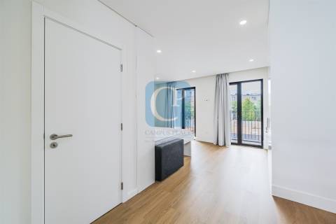 Apartamento T0Kit com varanda, ao Hospital de S. João, em Paranhos, Porto