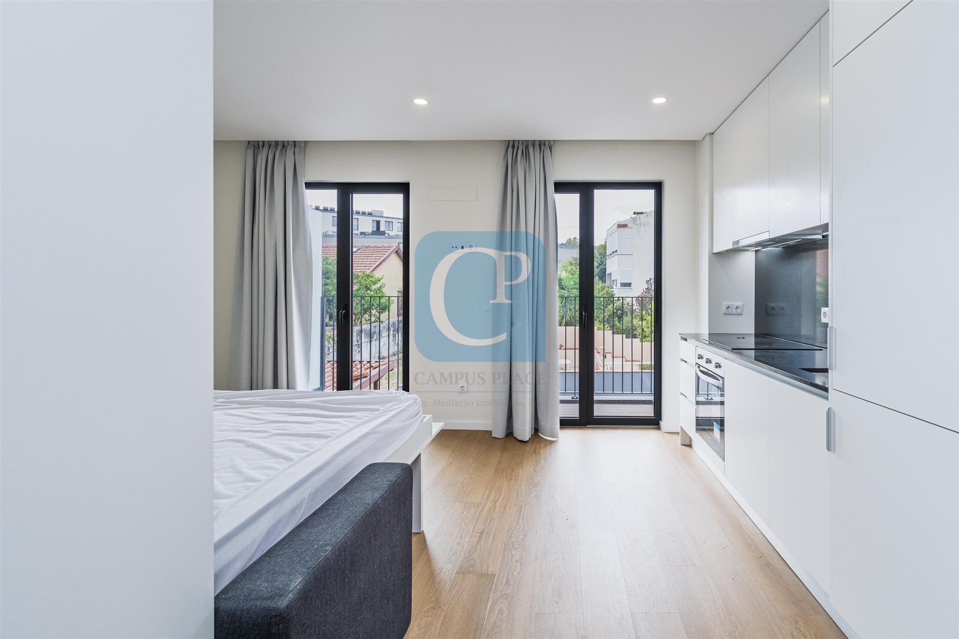 Apartamento T0Kit com varanda, ao Hospital de S. João, em Paranhos, Porto