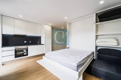 Apartamento T0Kit com varanda, ao Hospital de S. João, em Paranhos, Porto