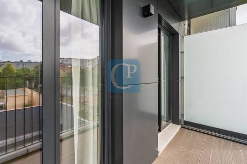 Apartamento T0Kit com varanda, ao Hospital de S. João, em Paranhos, Porto