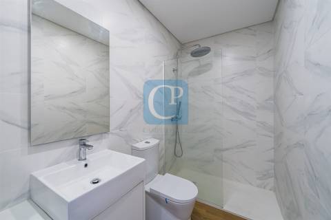 Apartamento T0Kit com varanda, ao Hospital de S. João, em Paranhos, Porto