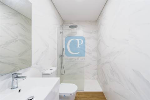 Apartamento T0Kit com varanda, ao Hospital de S. João, em Paranhos, Porto