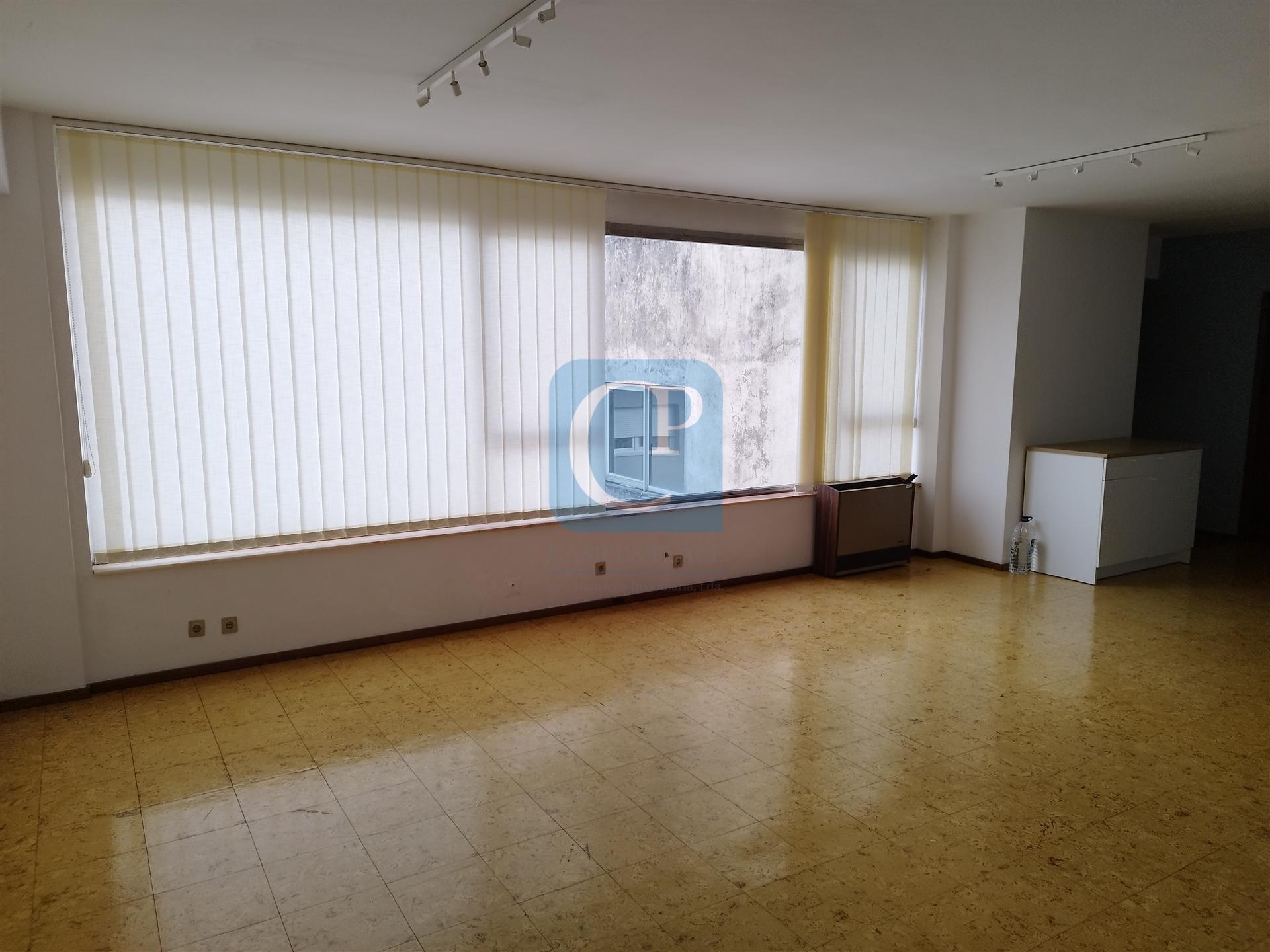 Escritório com  45 m² em Faria Guimarães, Paranhos