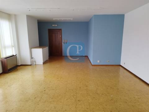 Escritório com  45 m² em Faria Guimarães, Paranhos