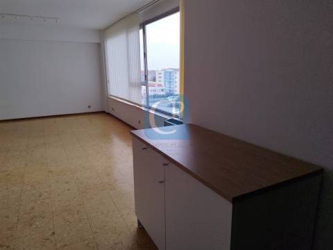 Escritório com  45 m² em Faria Guimarães, Paranhos