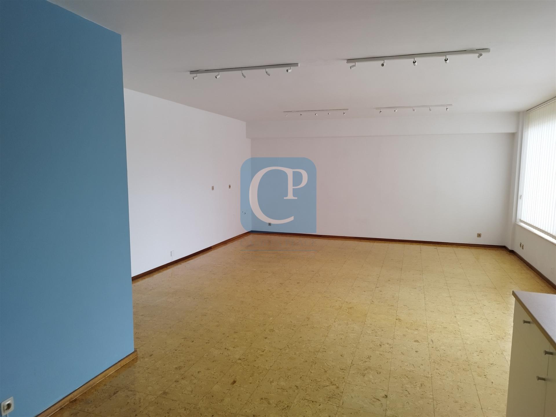 Escritório com  45 m² em Faria Guimarães, Paranhos