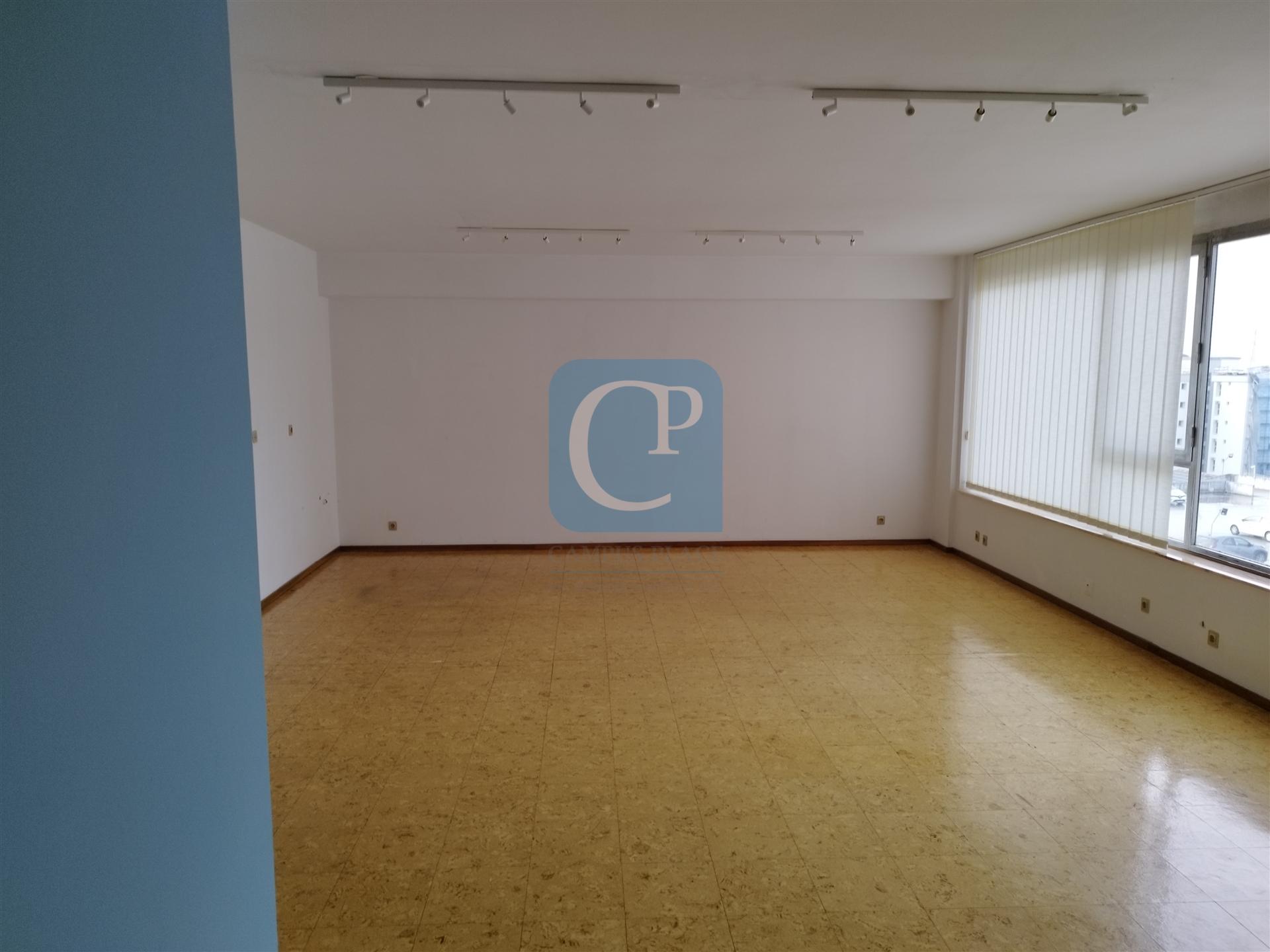 Escritório com  45 m² em Faria Guimarães, Paranhos