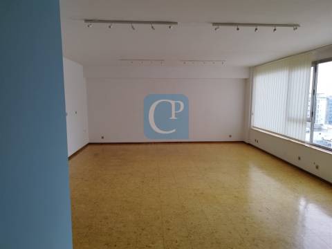 Escritório com  45 m² em Faria Guimarães, Paranhos