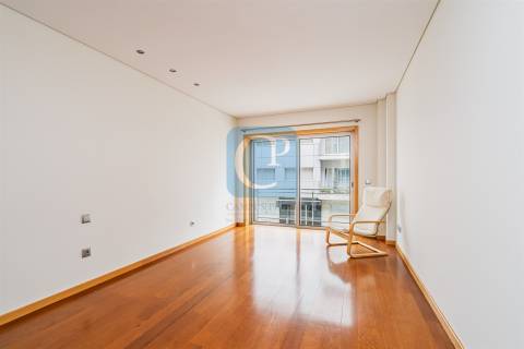 Apartamento T2+1 com varanda em Pedrouços, Maia