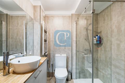 Apartamento T2 remodelado na Cooperativa dos Arquitetos em Aldoar