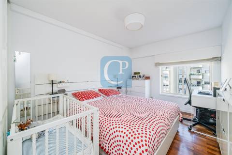 Apartamento T2 remodelado na Cooperativa dos Arquitetos em Aldoar