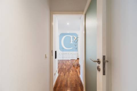 Apartamento T2 remodelado na Cooperativa dos Arquitetos em Aldoar