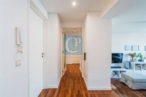 Apartamento T2 remodelado na Cooperativa dos Arquitetos em Aldoar