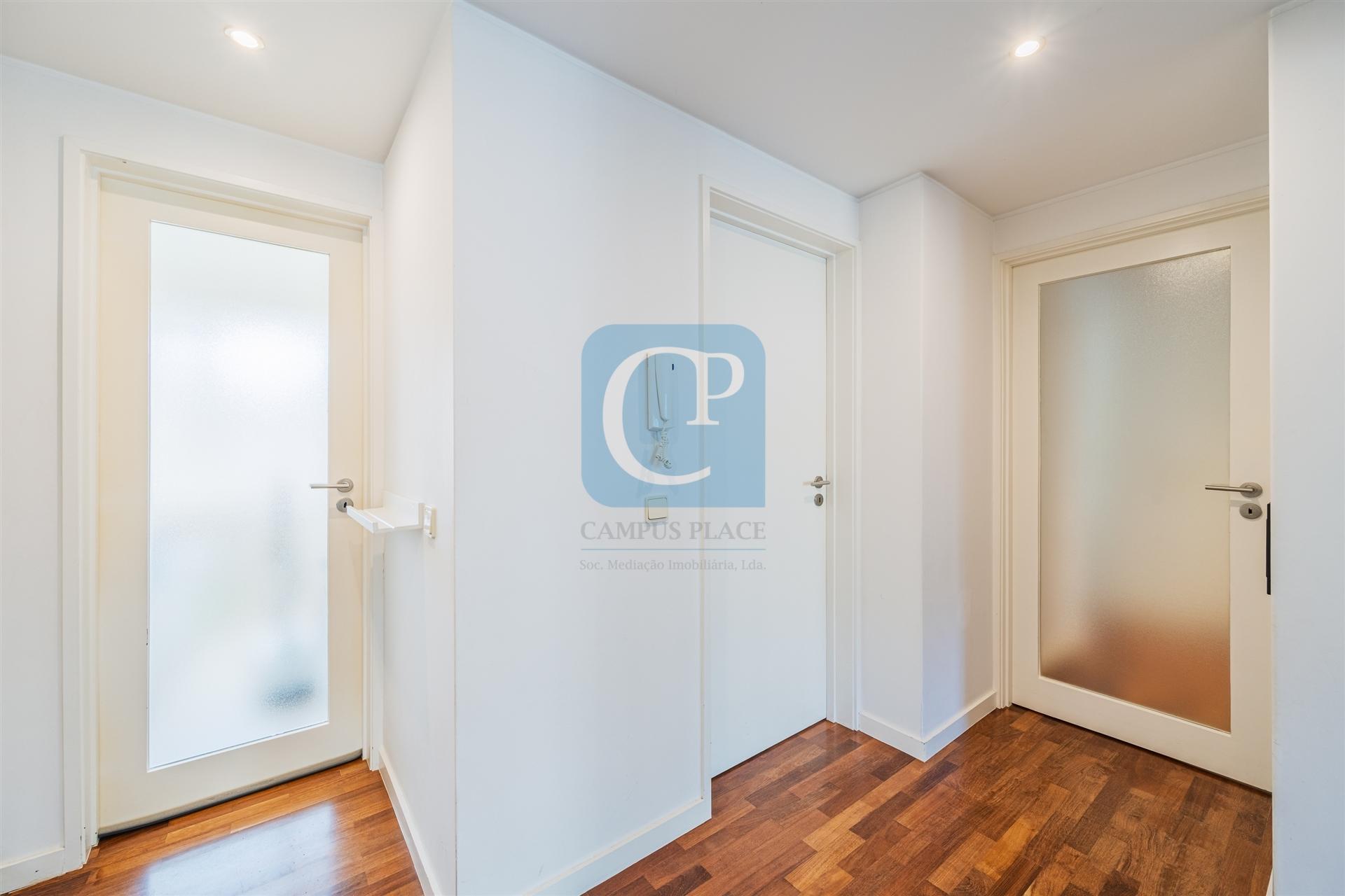 Apartamento T2 remodelado na Cooperativa dos Arquitetos em Aldoar