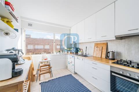 Apartamento T2 remodelado na Cooperativa dos Arquitetos em Aldoar