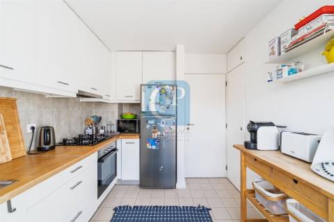 Apartamento T2 remodelado na Cooperativa dos Arquitetos em Aldoar