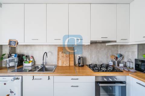 Apartamento T2 remodelado na Cooperativa dos Arquitetos em Aldoar