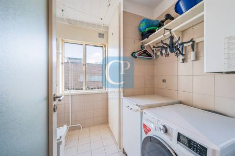 Apartamento T2 remodelado na Cooperativa dos Arquitetos em Aldoar