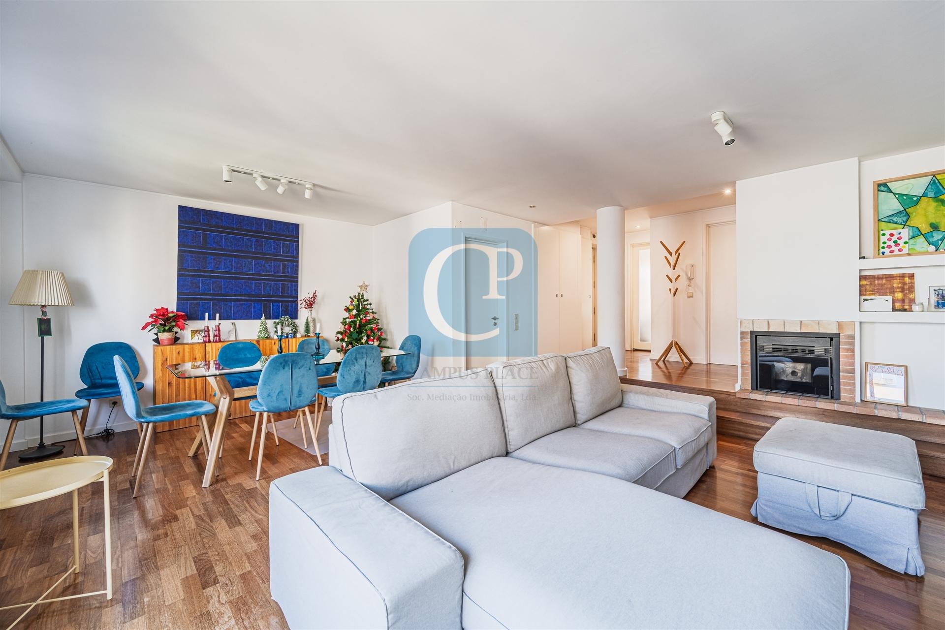 Apartamento T2 remodelado na Cooperativa dos Arquitetos em Aldoar