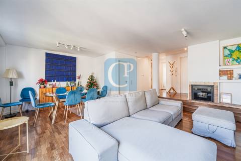 Apartamento T2 remodelado na Cooperativa dos Arquitetos em Aldoar