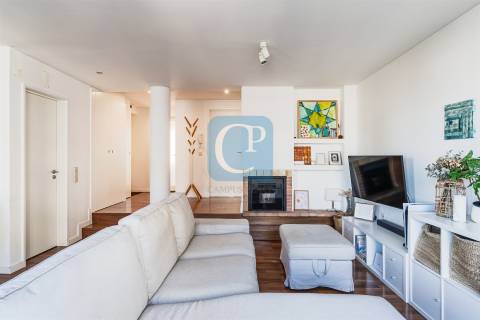 Apartamento T2 remodelado na Cooperativa dos Arquitetos em Aldoar