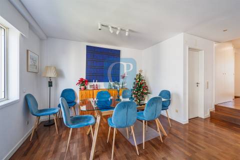 Apartamento T2 remodelado na Cooperativa dos Arquitetos em Aldoar