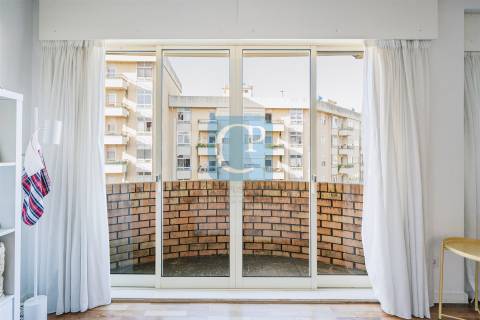 Apartamento T2 remodelado na Cooperativa dos Arquitetos em Aldoar