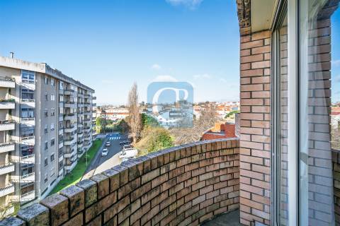 Apartamento T2 remodelado na Cooperativa dos Arquitetos em Aldoar