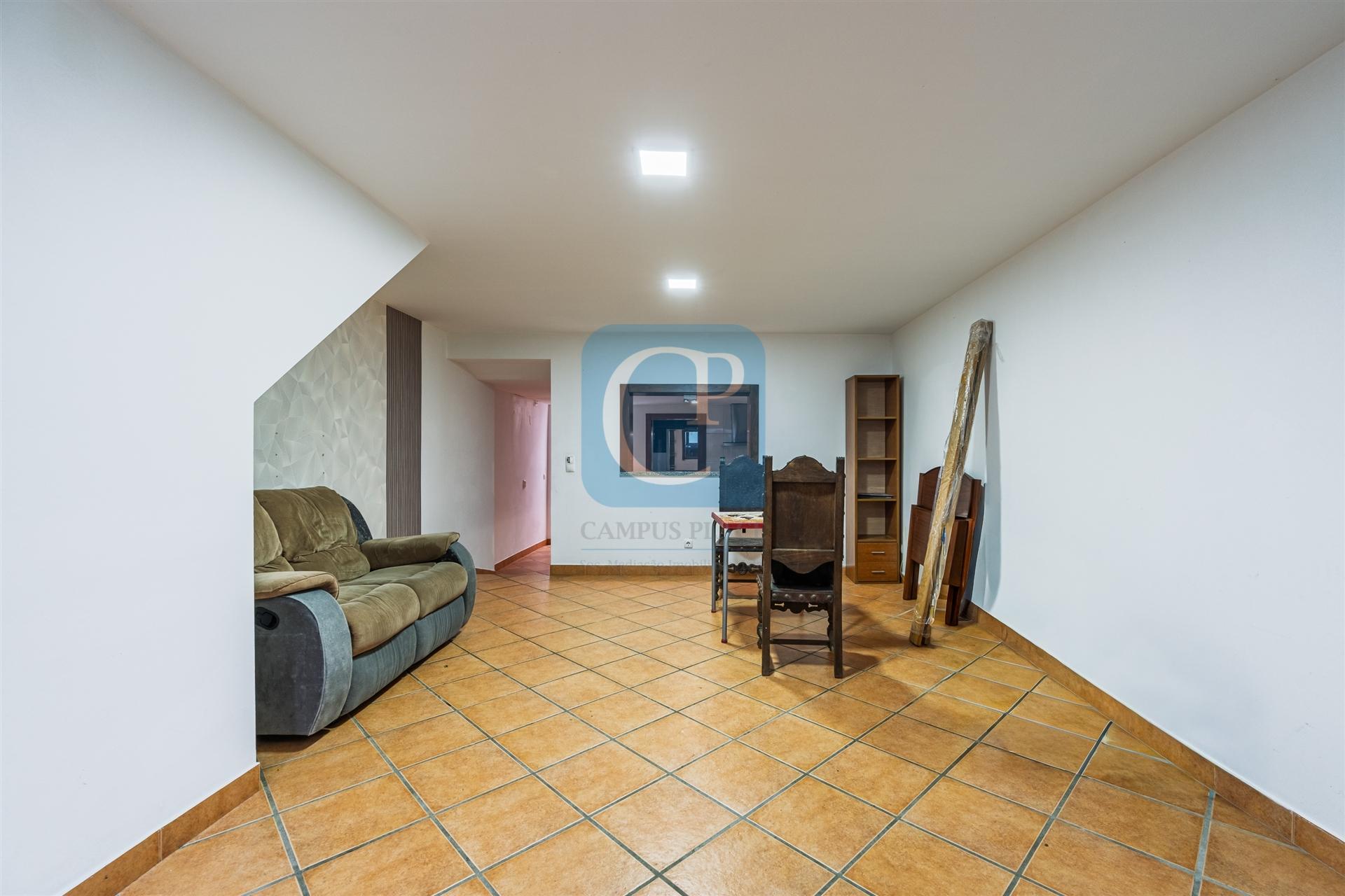 Moradia V2 à Estrada da Circunvalação, Ramalde, Porto