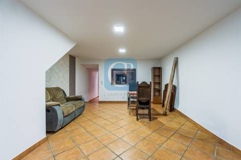 Moradia V2 à Estrada da Circunvalação, Ramalde, Porto