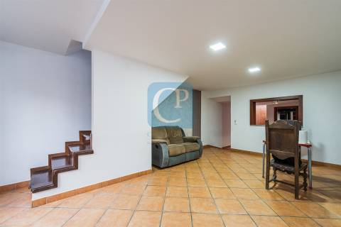 Moradia V2 à Estrada da Circunvalação, Ramalde, Porto