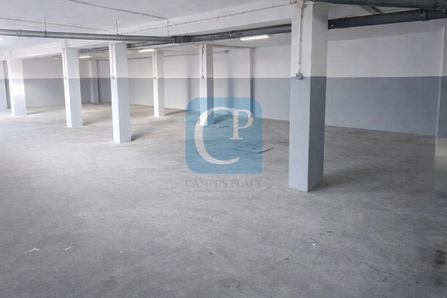 Garagem com 200m2 no centro de Canidelo, Vila Nova de Gaia