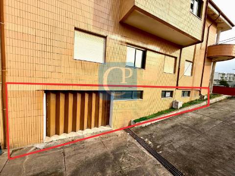 Garagem com 200m2 no centro de Canidelo, Vila Nova de Gaia
