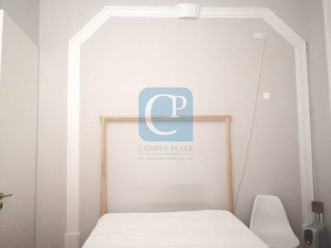 Moradia centenária no Centro de São Mamede Infesta