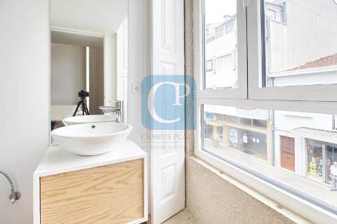 Moradia centenária no Centro de São Mamede Infesta