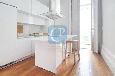 Moradia centenária no Centro de São Mamede Infesta