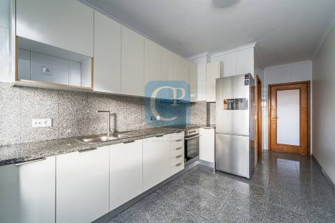 Apartamento T2 equipado, próximo do Hospital de São João