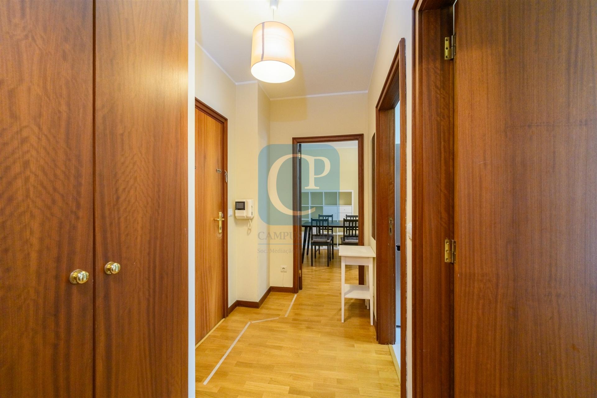 Apartamento T1, junto ao Hospital de São João