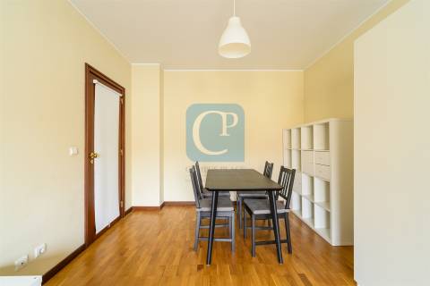 Apartamento T1, junto ao Hospital de São João