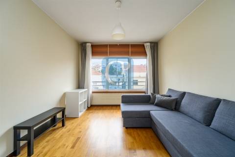 Apartamento T1, junto ao Hospital de São João