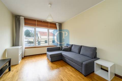 Apartamento T1, junto ao Hospital de São João