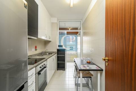 Apartamento T1, junto ao Hospital de São João