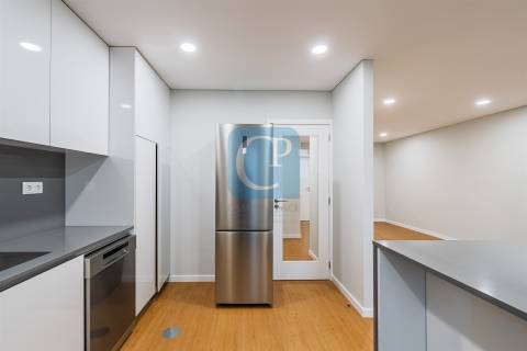 Apartamento T2 renovado e equipado à Avenida Fernão Magalhães