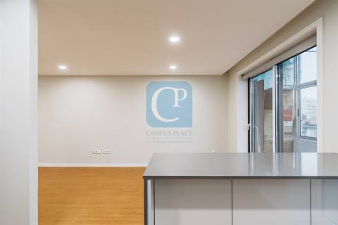 Apartamento T2 renovado e equipado à Avenida Fernão Magalhães